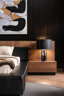 Pat de lux cu mese de noapte mobile