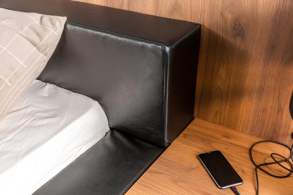 Pat de lux cu mese de noapte mobile