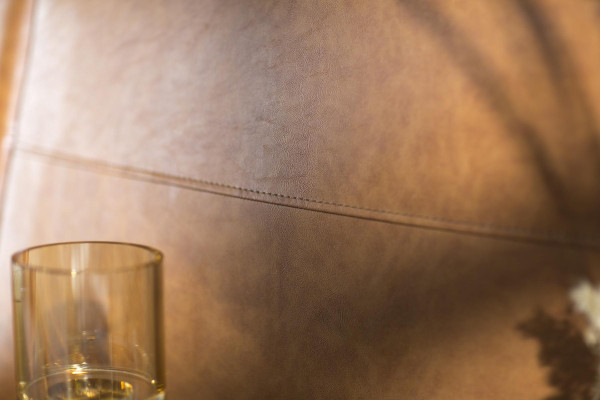 Aspect modern și luxos din piele sintetică, pat confortabil