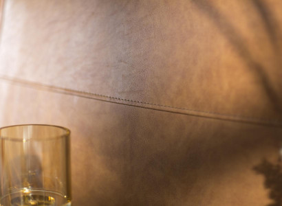 Aspect modern și luxos din piele sintetică, pat confortabil