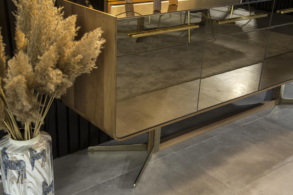 Masă cu oglindă mobilă