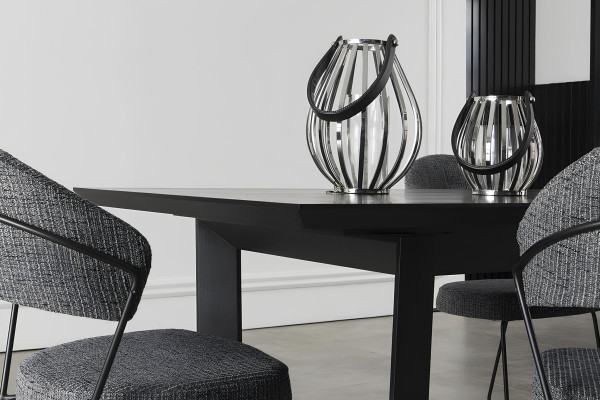 Set de mobilier Mustan cu dulap, scaune și masă