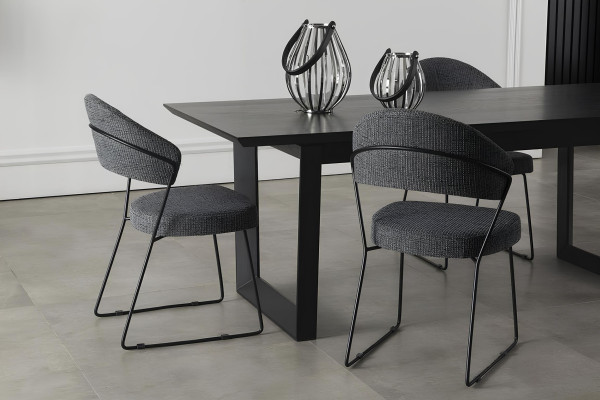 Set de mobilier Mustan cu dulap, scaune și masă