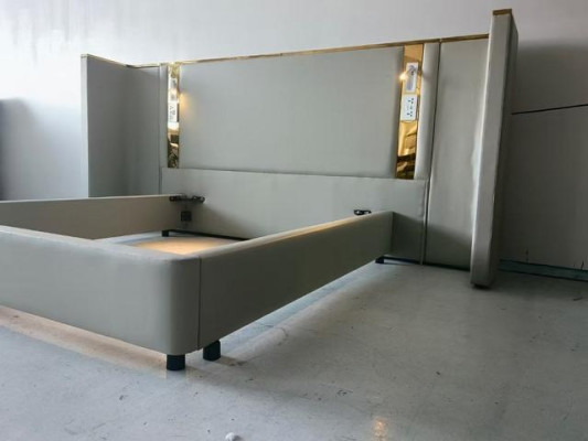 Pat de design luxos bej cu iluminare LED, structură aurie și tăblie modernă