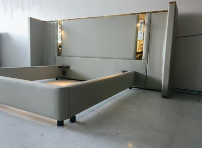 Pat de design luxos bej cu iluminare LED, structură aurie și tăblie modernă