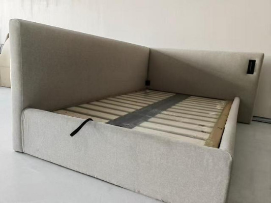 Pat modern bej cu iluminare LED și capitonaj luxos