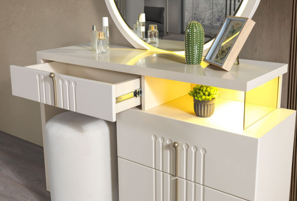 Masă de machiaj elegantă cu oglindă