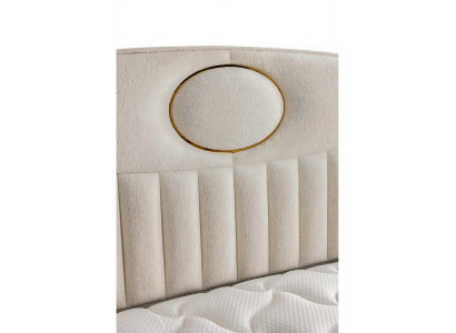 Pat elegant cu perne din țesătură gri deschis și lemn