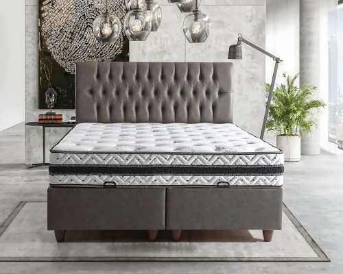 Pat cu design elegant și saltea creează o atmosferă plăcută.