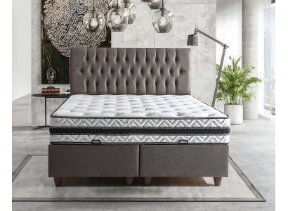 Pat cu design elegant și saltea creează o atmosferă plăcută.