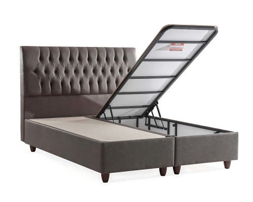 Pat cu design elegant și saltea creează o atmosferă plăcută.