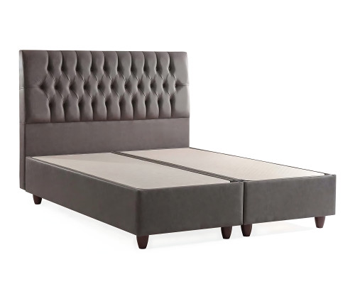 Pat cu design elegant și saltea creează o atmosferă plăcută.