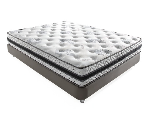 Pat cu design elegant și saltea creează o atmosferă plăcută.