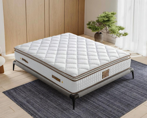 Pat elegant și stabil cu saltea, care adaugă farmec decorului.