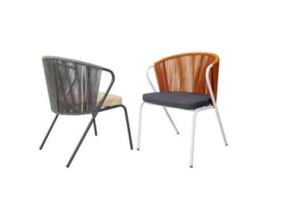 Originalstühle aus Grau auf schwarzen Beinen aus Edelstahl einem weichen Kissen