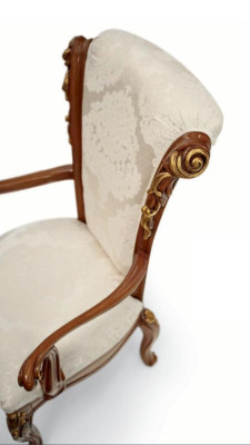 Luxus Esszimmerstuhl Stuhl Esszimmer Sessel Sitzer Stühle Holz Braun Barock Gold