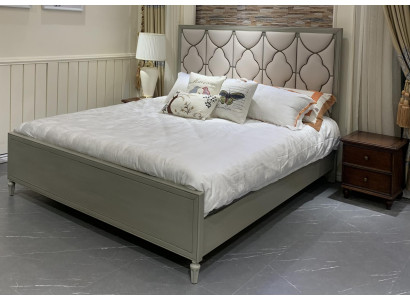 Premium-Doppelbett im klassischen Design mit beiger Lederausstattung 