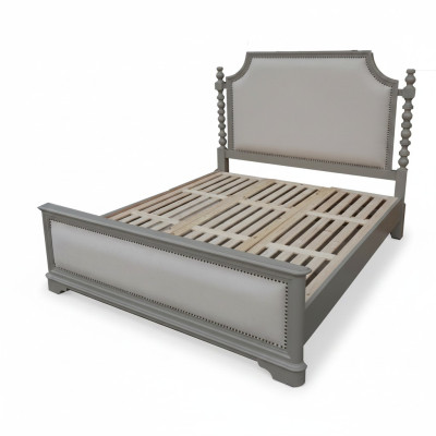 Elegantes Doppelbett mit klassischem Design und luxuriösem Kopfteil