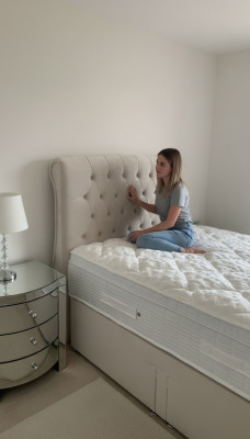 Großes beiges Chesterfield Doppelbett Luxus Moderne Betten
