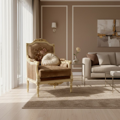 Klassischer Designer-Sessel aus Holz mit geschnitzten Details