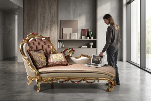 Luxuriöser Chaiselongue mit dekorativen Schnitzereien
