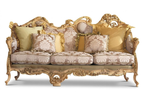 Klassisches Chesterfield-Sofa mit handgeschnitzten Details