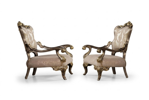 Ein luxuriöser, klassischer, beige- und goldfarbener Barocksessel von Chesterfield