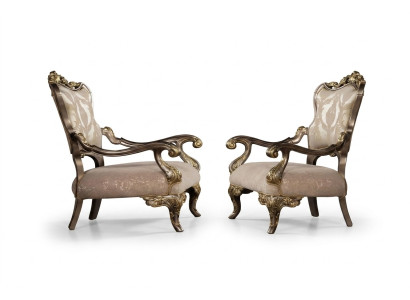 Ein luxuriöser, klassischer, beige- und goldfarbener Barocksessel von Chesterfield