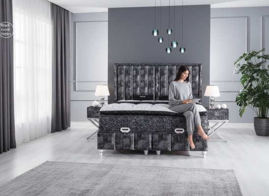 Schwarzes Bett mit Matratze und zwei Nachttischen im Schlafzimmermöbel-Set