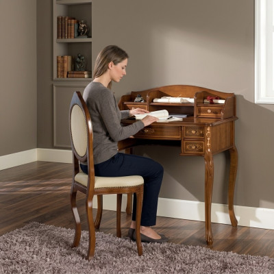 Klassischer Schreibtisch mit braunem Holzstuhl in einem Arbeitszimmer