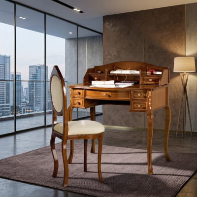 Klassischer Schreibtisch mit braunem Holzstuhl in einem Arbeitszimmer
