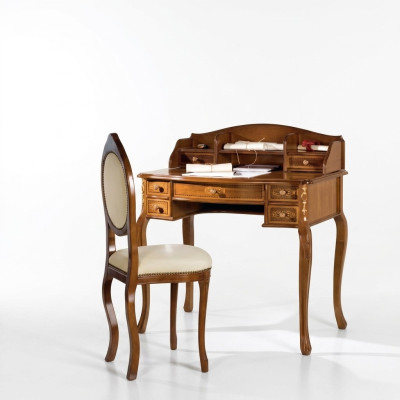 Klassischer Schreibtisch mit braunem Holzstuhl in einem Arbeitszimmer