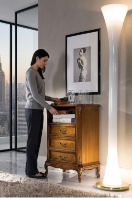 Klassische Kommode Holzmöbel Braun Wohnzimmer 3 Schubladen Design Lampe