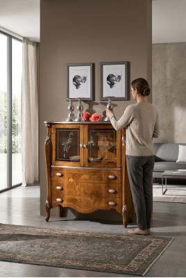 Exklusiver brauner Holzschrank mit Schubladen neu im Wohnzimmer