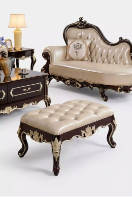Hocker im Schlafzimmer ein luxuriöses neues perlweißes Chesterfield