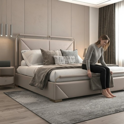 Design modern de pat luxos în bej cu detalii aurii și un cap de pat elegant