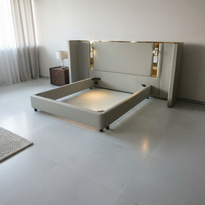 Pat de design luxos bej cu iluminare LED, structură aurie și tăblie modernă
