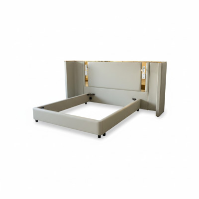 Pat de design luxos bej cu iluminare LED, structură aurie și tăblie modernă