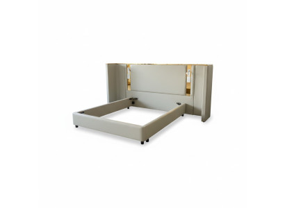 Pat de design luxos bej cu iluminare LED, structură aurie și tăblie modernă