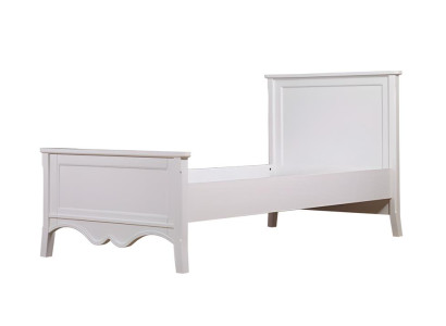 Weißes Holzbett im eleganten Design