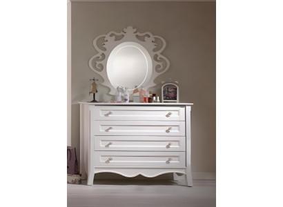 Weiße Holzkommode modern, eleganter Stauraum, zeitloses Design